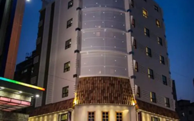 Uniqstay Hostel and Suite