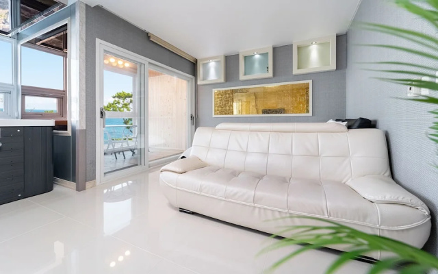 Pohang Pinewave Sea & Spa Pension