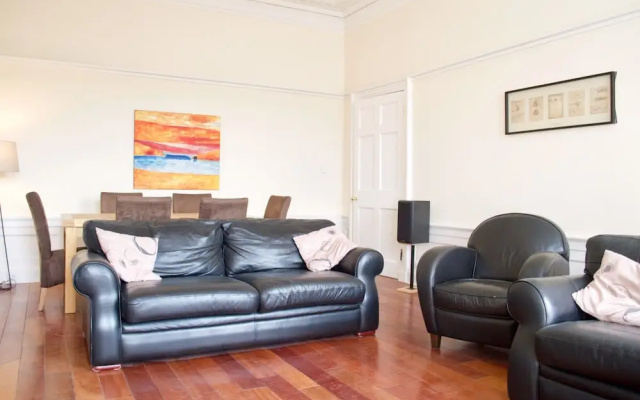 3 Bedroom Central Flat With Castle Views