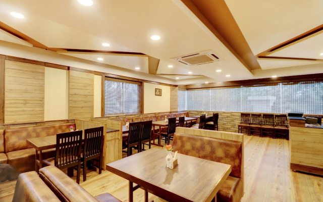 Capital O 43639 Hotel Sri Alok Park