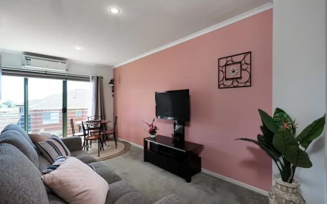 Snug 2-bed Townhouse Near Bustling Shops