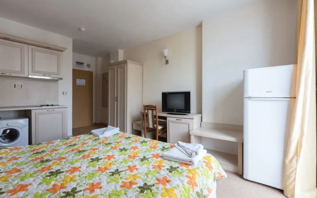 Studio with Balcony and Pool View