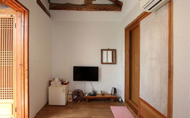 Gyo-dong Oegasjip Hanok