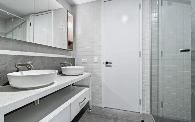 Stylish 2-bed Unit With Views & Rooftop Access