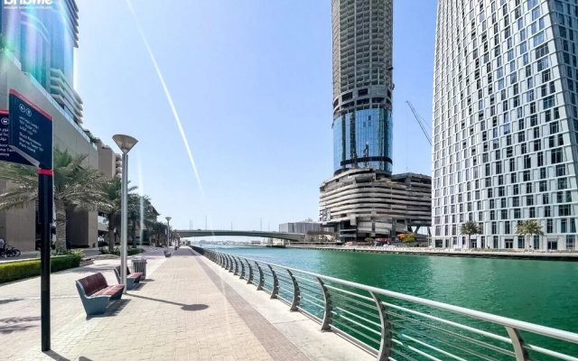Scintillating Marina View From 1BR Apt