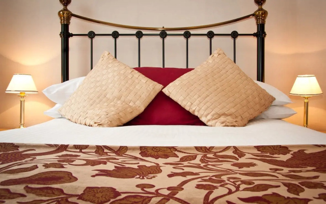 Holly-Wood Guest House