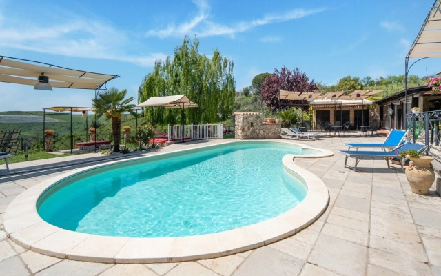 Villa in Monterotondo With Pool & Tiber Views