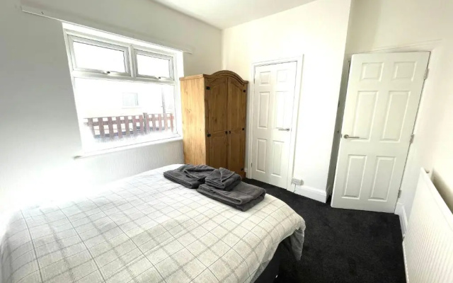 3 bedroom Garden apartment next to craig-y-don park