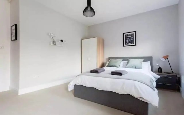 Amazing Modern 2 Bedroom Apartment in Zone 1!