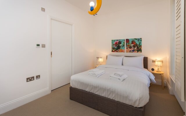 Отель Luxury Victorian 3Bed Home in Central London Лондон комната для гостей