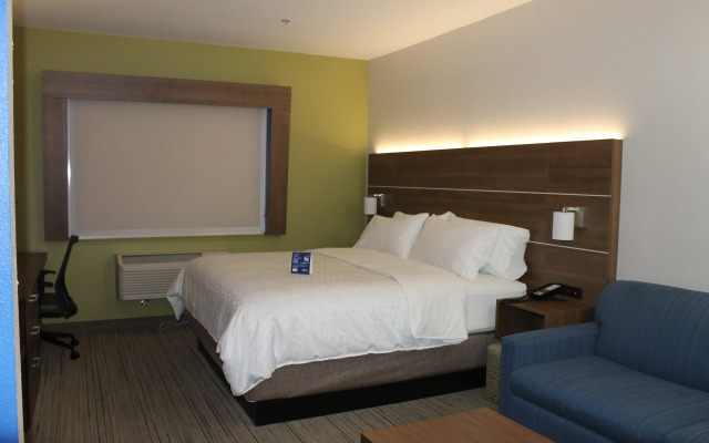 Holiday Inn Express & Suites Tulare by IHG