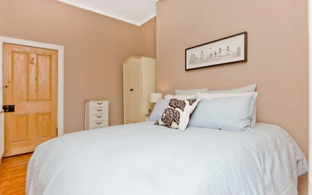 2 Bedroom Penthouse Apartment Sleeps 4