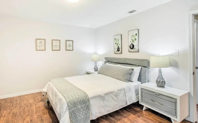 Bright Hinesville Home, 43 Mi to Savannah!