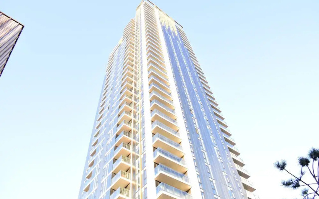 Modern Highrise 1 Bedroom Flat With Balcony