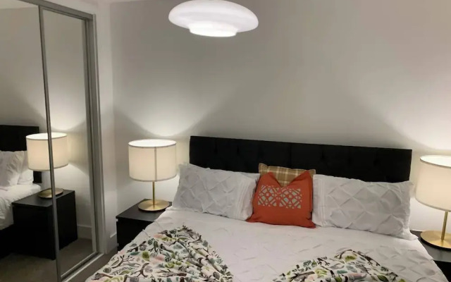 4bed House - Direct Links Into Central London