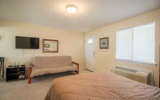 Oak Shores-Oak Shores Studio 29
