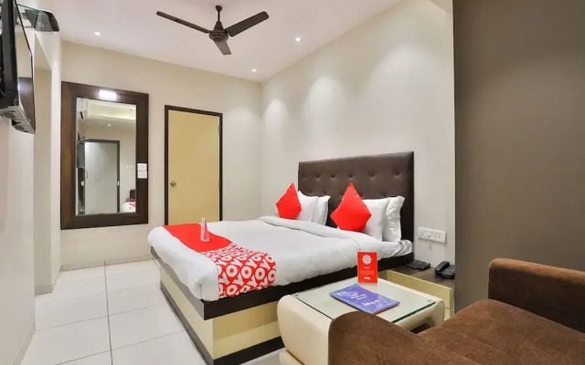 OYO 16122 Hotel Navya Palace