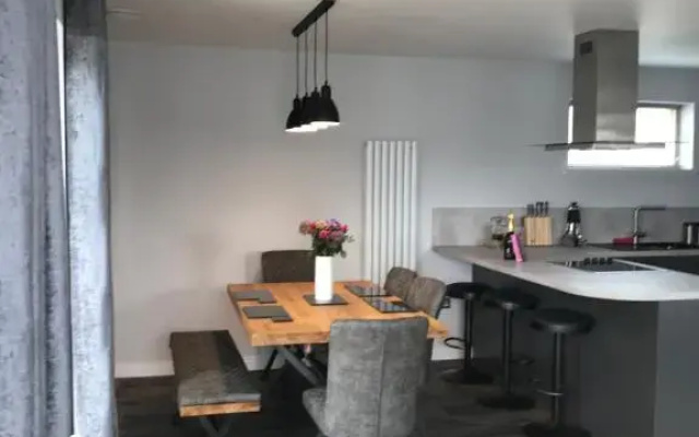 Apt 2, Frasers Close