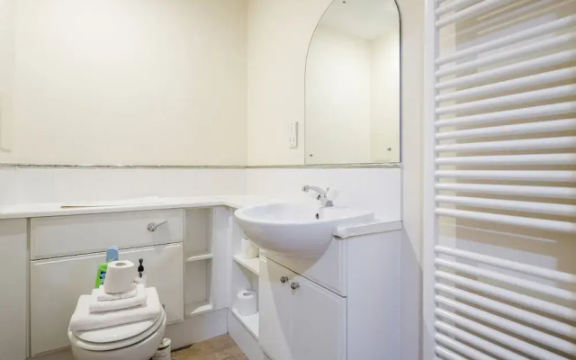 Settlers court - London Docklands East India Quays by ASH Cosy Apartments