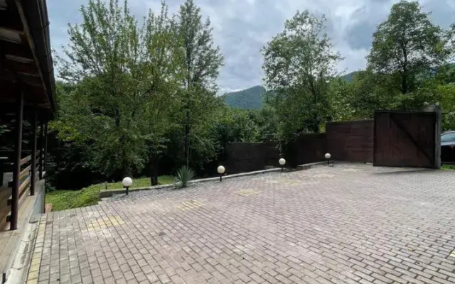 Загородный дом у подножия горы