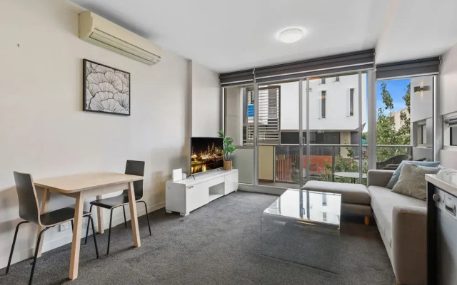 Fitzroy North 1-bed With Balcony by Edinburgh Park