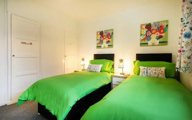 3-beds, Sleeps 5, w/ Parking, 10 Mins From Centre