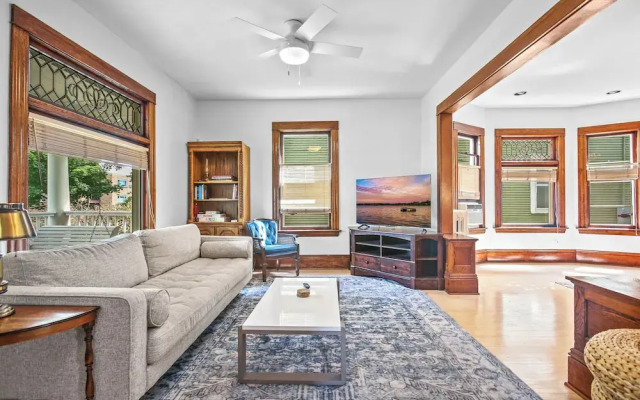 Uptown Minneapolis Home: Walk To Lakes!