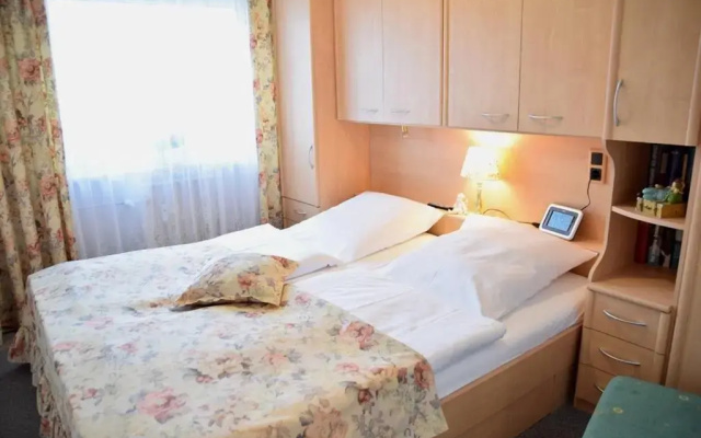 2-Zimmer-Appartement im 1. Obergeschoss mit Hallenschwimmbad und Sauna.
