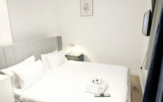 3 Bedroom in Northolt by Stayfolk