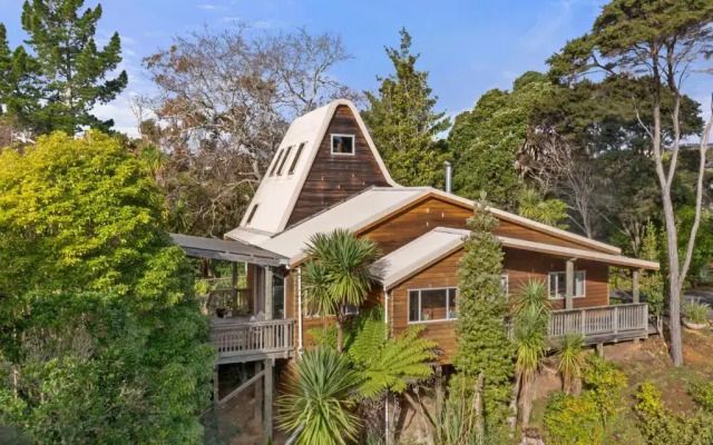 Tui Song Lodge - Raglan Holiday Home