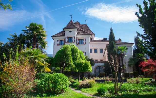 Hotel Castel Rundegg Меран вид на фасад