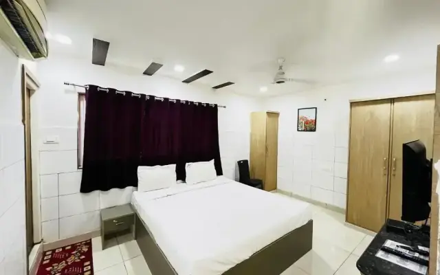 Capital O 70193 Hotel Royal Grand Inn