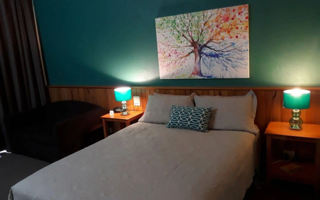 Moe Motor Inn