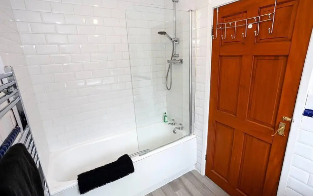 4 Bed House, Sleeps 9, Free Parking