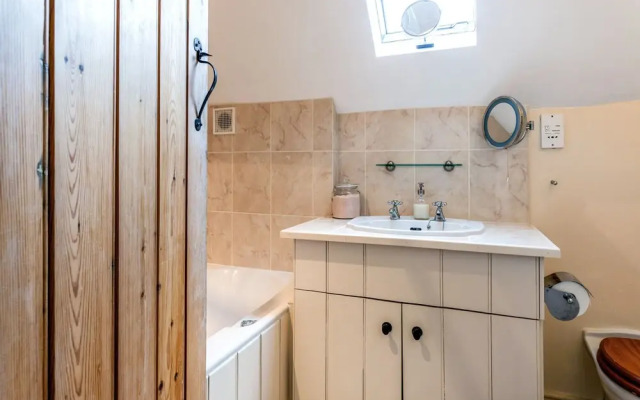 Classical Cotswolds Barn Conversion by Nature Rese