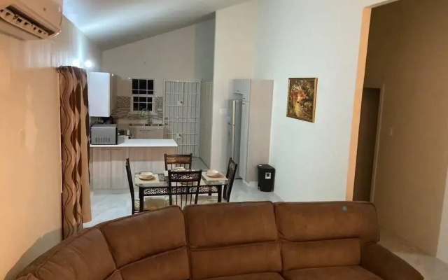 Sleeps 4 With Free Parking, 15-min to Beach