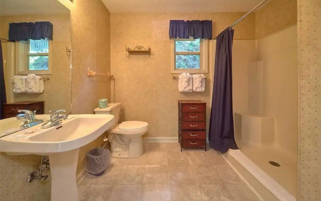 Mountain Hideaway 1 Bedroom Home with Fireplace