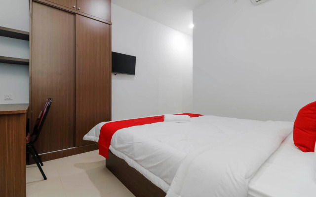 RedDoorz Plus Near Kepri Mall