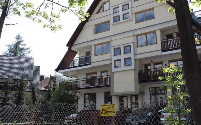 Отель Apartamenty City Krupówki вид на фасад