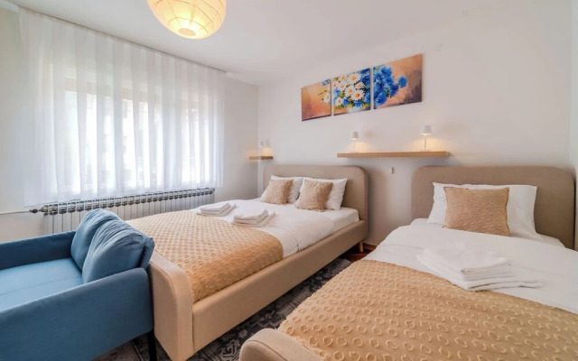 Family Friendly Apartment With Parking
