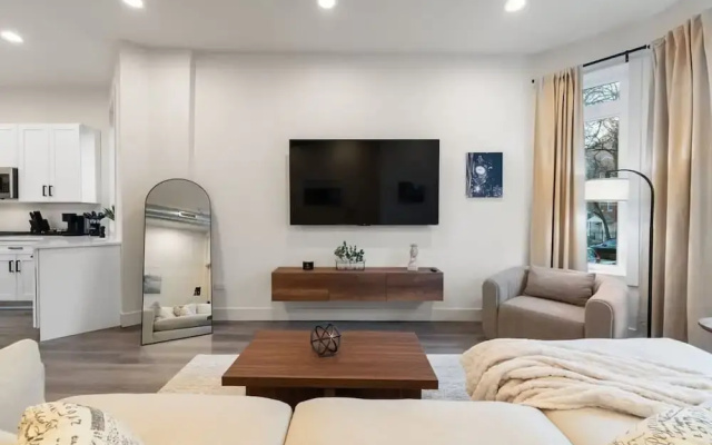 Wicker Park Luxe 2BR 2BA Condo