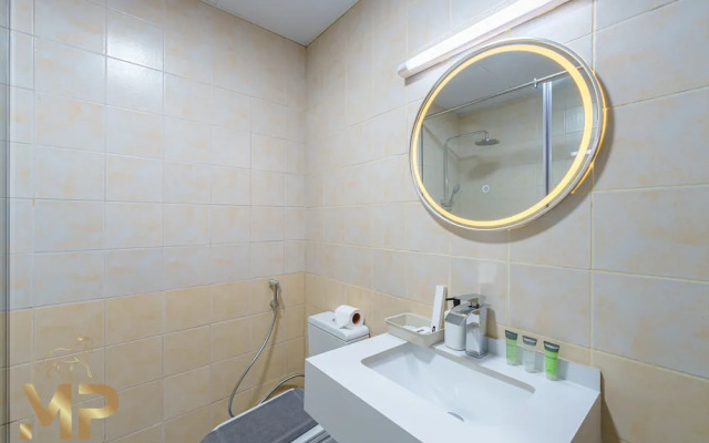 1 Bedroom Apartment with Panoramic Marina Views