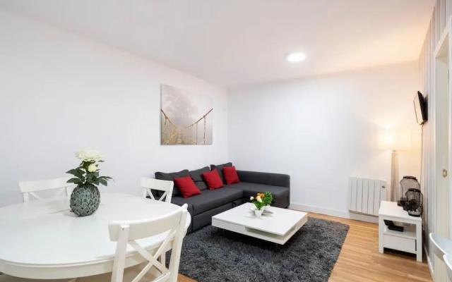 Design 2 Bedroom Flat Next to Pubilla Cases Metro