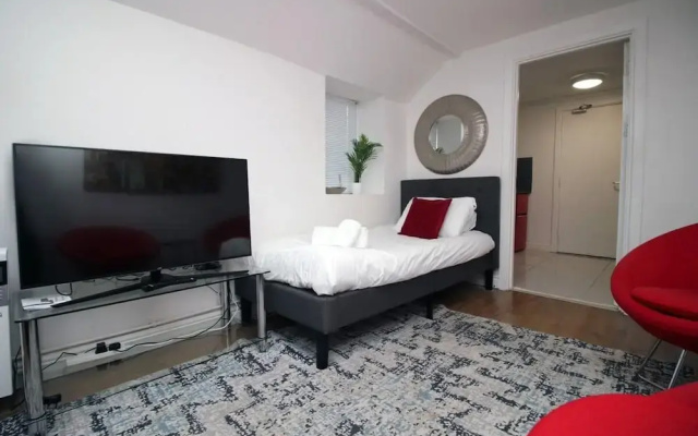 5 Bed House - Sleeps 16 - Parking - Wifi
