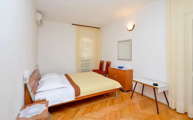 Apartment and Rooms Biserka