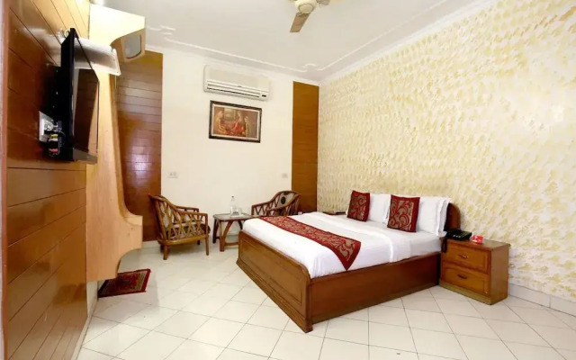 OYO 990 Hotel Paradise