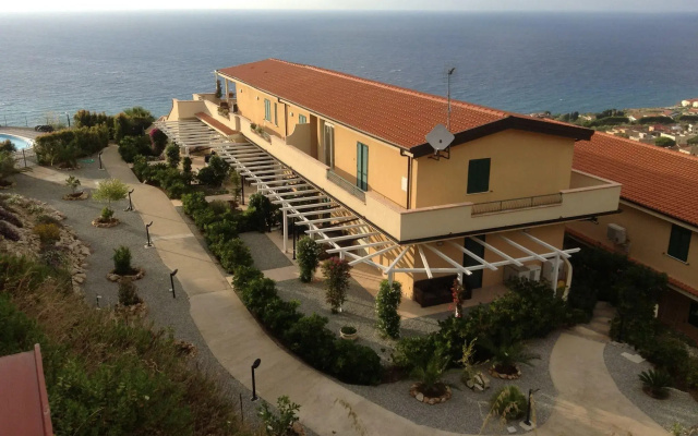 Apartment in Tropea With Sea Views & Pool