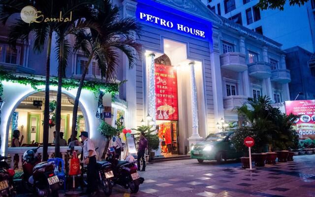Отель Petro House Hotel Вьетнам, Вунгтау - отзывы, цены и фото номеров - забронировать отель Petro House Hotel онлайн вид на фасад