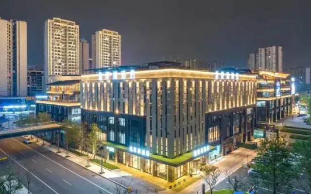 Yibin Jinghu Hotel