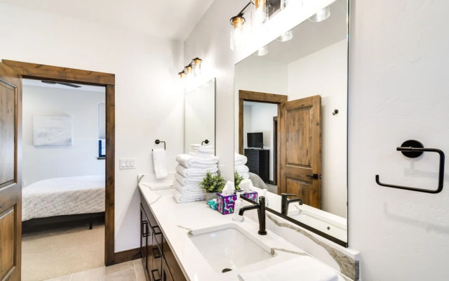 In Granby Ranch Ski Resort: Sleek Home w/ Hot Tub!